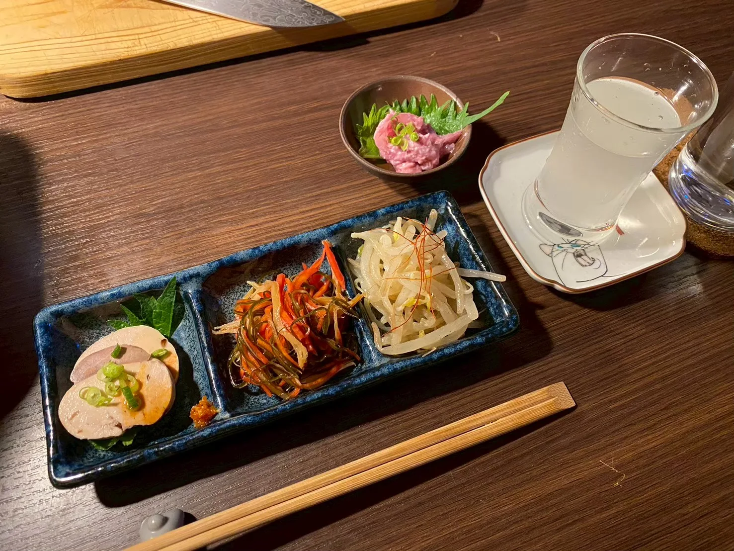 カウンター上の小皿と飲み物