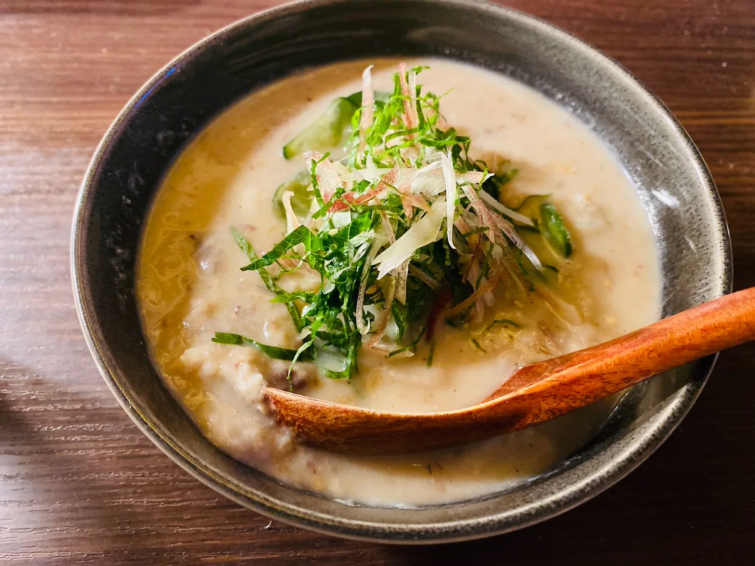 薬味をのせた汁物